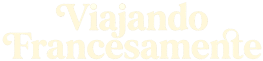 Logotipo com o texto Viajando Francesamente.